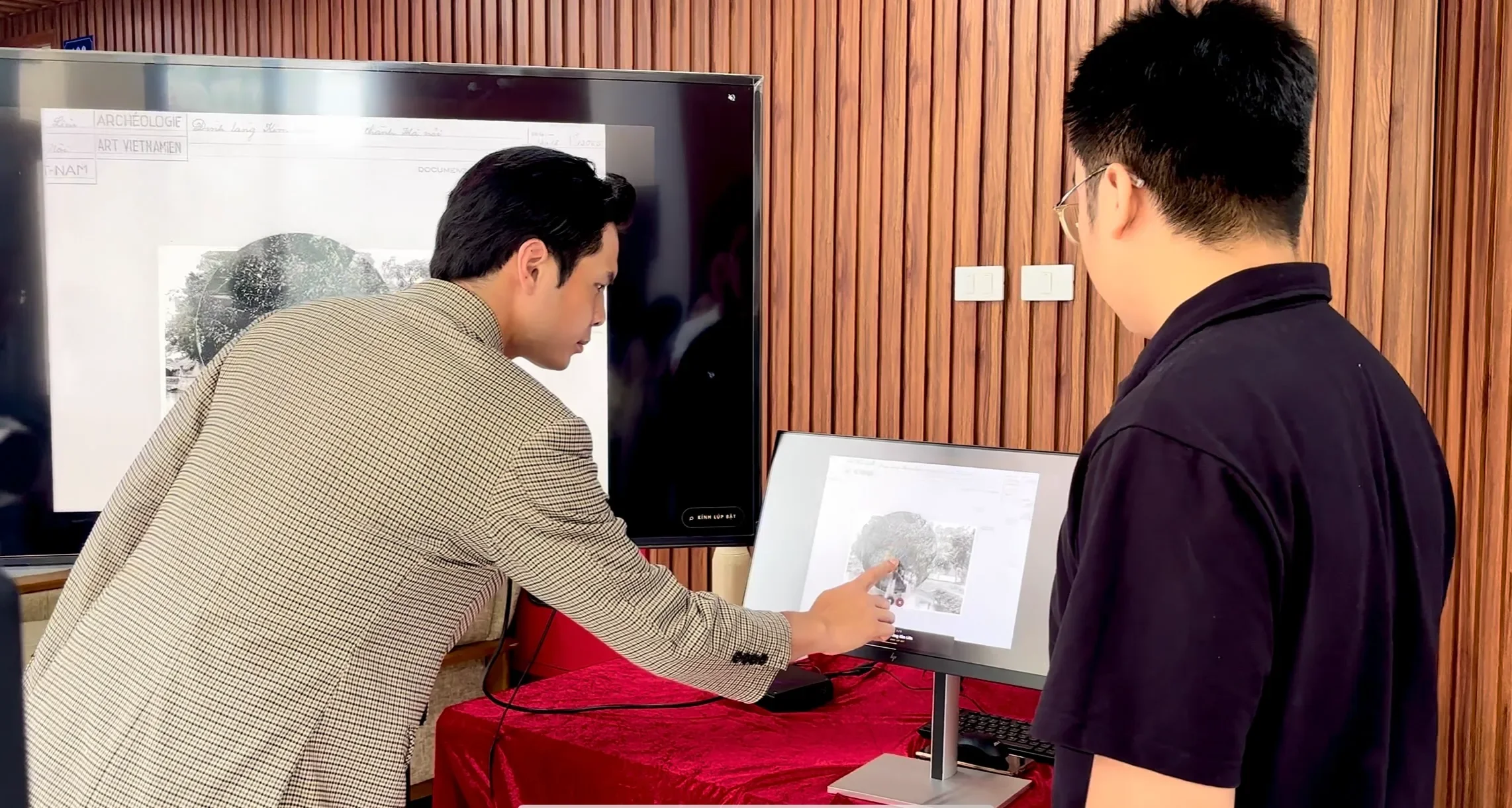 Khách tham quan triển lãm gian hàng công nghệ số Di sản (1)